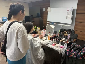 モデルさんにメイクをしている様子