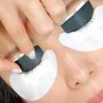お客様の下まぶたに遮光用の松風LED UVプロテクトアイパッチシートを貼る様子