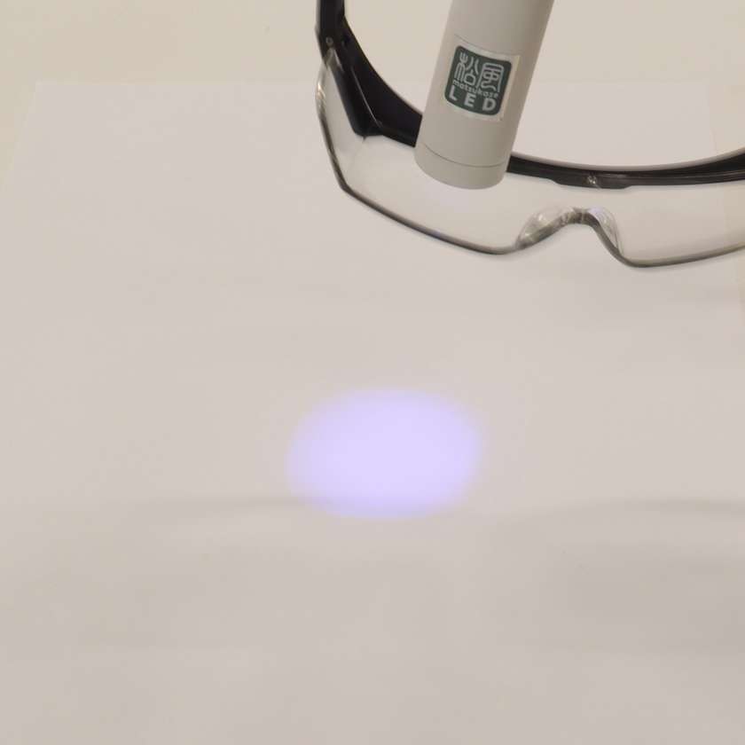 一般的な施術グラス レンズが多くの青い光を通している